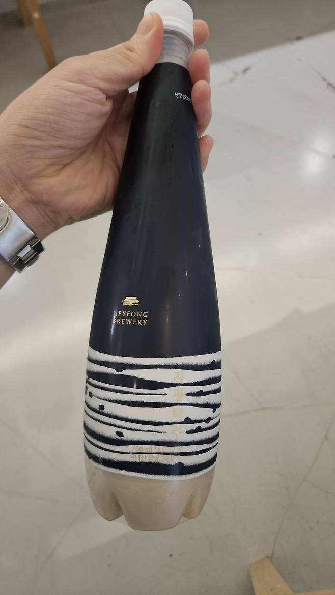 지평주조에서 빚은 프리미엄 막걸리 ‘지평 탁주’와 민어솥밥과 황탯국.