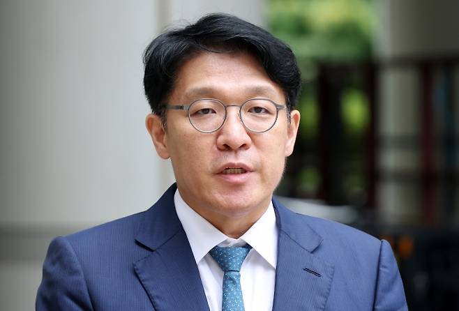 취재진 질문에 답하는 김상민 전 검사 - 김건희 여사에게 고가의 그림을 건네고 공천을 청탁했다는 의혹을 받는 김상민 전 부장검사가 17일 서울 서초구 서울중앙지법에서 열린 구속 전 피의자 심문(영장실질심사)에 출석하면서 취재진 질문에 답하고 있다. 2025.9.17 공동취재