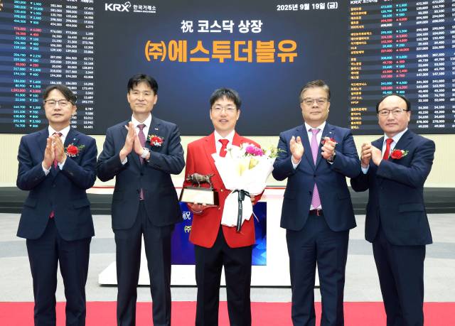 19일 서울 영등포구 한국거래소에서 열린 에스투더블유 코스닥시장 상장기념식에서 관계자들이 상장기념패 전달 후 기념 촬영하고 있다. 왼쪽부터 김대영 한국IR협의회 부회장, 민경욱 한국거래소 코스닥시장본부장, 박근태 에스투더블유 부대표, 오익근 대신증권 대표이사, 강왕락 코스닥협회 부회장. 사진제공=한국거래소