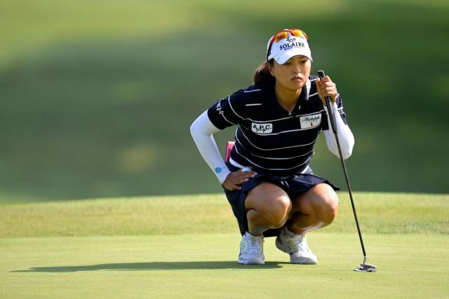 그린을 읽고 있는 고진영. 사진 제공=AFP연합뉴스