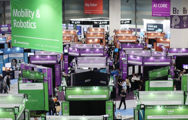 26일 서울 강남구 코엑스에서 막을 올린 '넥스트라이즈 2025'에서 참관객들이 다양한 스타트업 부스를 둘러보고 있다. 뉴스1