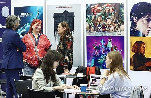 5일 부산 해운대구 벡스코에서 열린 제29회 부산국제영화제 아시아 콘텐츠&필름 마켓(ACFM)을 찾은 영화산업 관계자들이 상담을 하고 있다. 연합뉴스