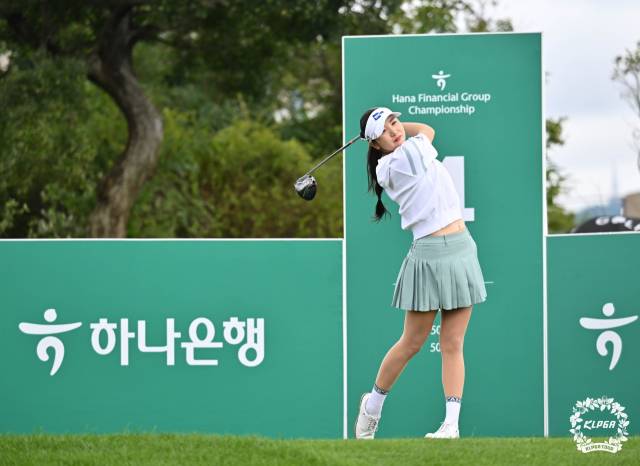 박혜준이 20일 하나금융그룹 챔피언십 3라운드 4번 홀에서 티샷을 하고 있다. 사진 제공=KLPGA
