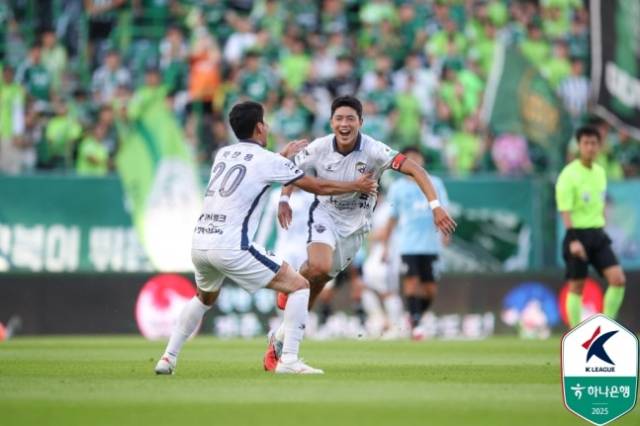 선제골을 터뜨린 뒤 기뻐하는 김승섭(오른쪽). 사진 제공=한국프로축구연맹