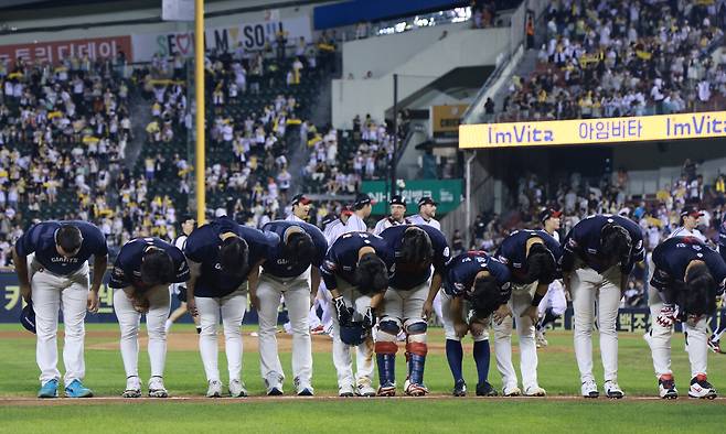 8월20일 서울 잠실야구장에서 열린 LG 트윈스전에서 3-5로 패배한 롯데 자이언츠. ⓒ연합뉴스