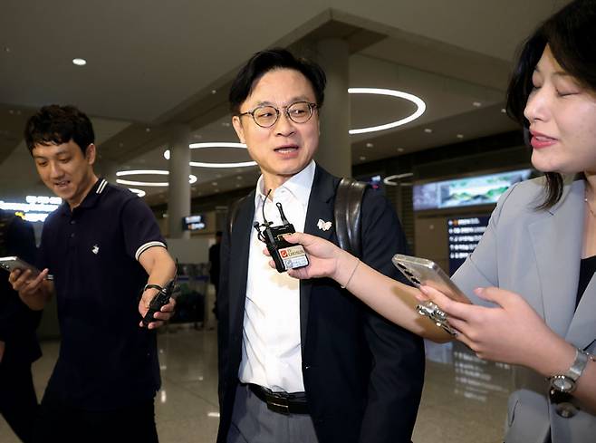 미국 현지에서 한미 관세 협상 관련 후속 협의를 한 김정관 산업통상자원부 장관이 9월14일 영종도 인천국제공항을 통해 귀국하고 있다. ⓒ연합뉴스