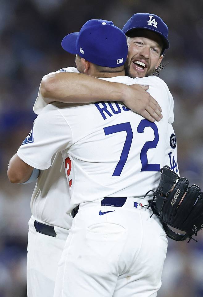 클레이튼 커쇼가 20일 미국 캘리포니아주 로스앤젤레스의 다저스타디움에서 열린 샌프란시스코 자이언츠와 2025 메이저리그(MLB) 정규리그 홈경기에서 5회초 마운드를 내려오며 데이브 로버츠 감독과 포옹하고 있다.  로스앤젤레스 | AFP연합뉴스