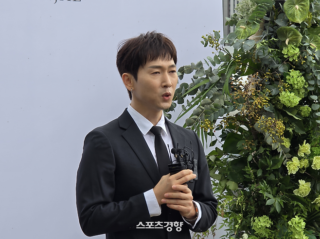 김병만·현은재 결혼식 포토월에 선 장우혁. 사진 독자제공