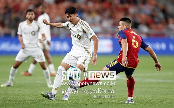 ▲ 숫자는 거짓말을 하지 않는다. 손흥민은 최근 공식전&nbsp;8경기에서 7골 2도움을 쓸어 담았다. 축구 통계 전문 소파스코어 평점도 줄줄이 7점 이상이고 해트트릭 경기에선&nbsp;무려 9.6점을 받았다. 사실상 평점 10, 만점 활약에 근접한 퍼포먼스다.