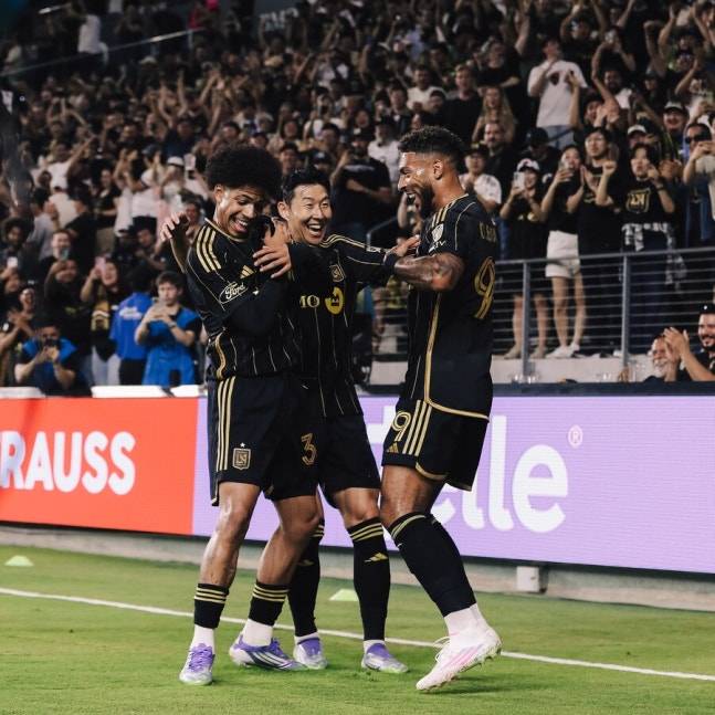 ▲ 레알 솔트레이크전을 마친 뒤 LAFC 로커룸은 그야말로 축제 분위기였다. 스티븐 체룬돌로 감독은 손흥민에게 해트트릭 기념 경기공을 건네며 “팀 역사상 첫 해트트릭 기록이다. 대단하다”고 칭찬했다. 손흥민도 화답했다. 기념공에 입을 맞추는 세리머니로 기쁨을 표현했다. 데니스 부앙가를 비롯한 동료들이 함께 웃으며 축하했다. ⓒ LAFC SNS