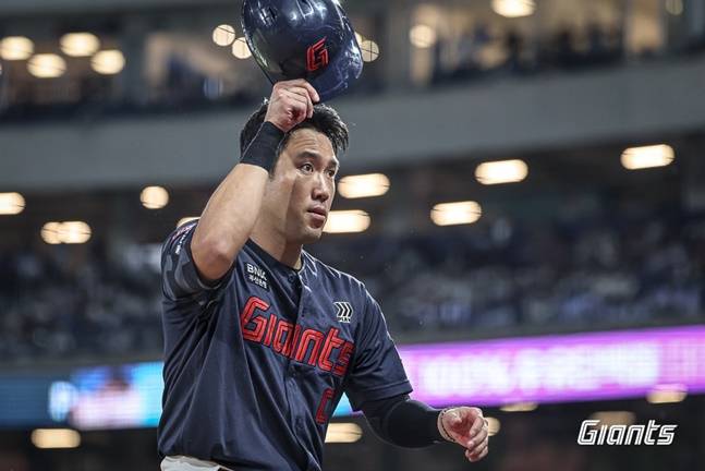 롯데 전준우가 19일 창원 NC전에서 7회 대주자로 교체되며 팬들에게 인사하고 있다. /사진=롯데 자이언츠 제공