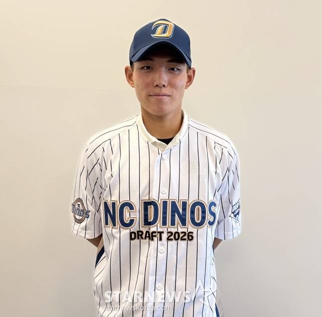 2026 KBO 신인드래프트에서 NC의 지명을 받은 유신고 신재인이 취재진과 인터뷰를 하고 있다.  /사진=양정웅 기자