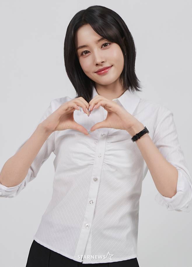 쿠팡플레이 예능 프로그램 '직장인들2'의 가수 심자윤이 11일 진행된 라운드 인터뷰를 위해 포즈를 취하고 있다. /사진제공=쿠팡플레이 2025.09.11 /사진=이동훈 photoguy@