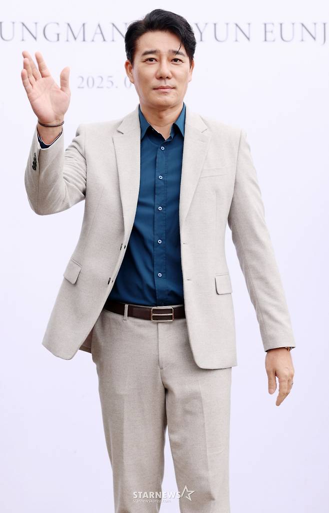 배우 이태곤이 20일 서울 서초구 한강세빛섬 플로팅아일랜드에서 열린 개그맨 김병만의 결혼식에 참석해 포즈를 취하고 있다./2025.09.20 /사진=김휘선 hwijpg@