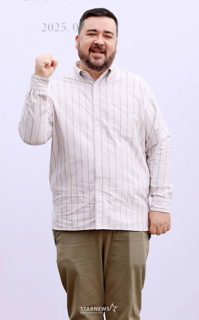 방송인 샘 해밍턴이 20일 서울 서초구 한강세빛섬 플로팅아일랜드에서 열린 개그맨 김병만의 결혼식에 참석해 포즈를 취하고 있다./2025.09.20 /사진=김휘선 hwijpg@