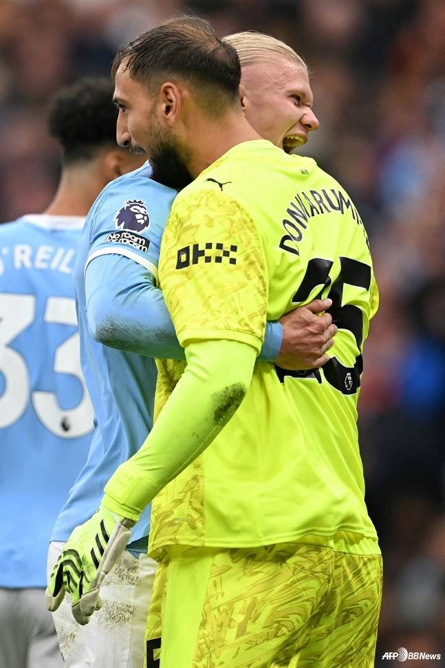 엘링 홀란(왼쪽)이 지안루이지 돈나룸마를 안으며 포효하고 있다. /AFPBBNews=뉴스1