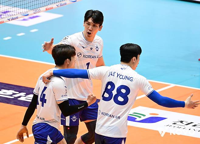 대한항공 선수들이 20일 전남 여수 진남체육관에서 열린 2025 여수·NH농협컵 프로배구대회 남자부 결승 OK저축은행전에서 득점에 성공한 뒤 기뻐하고 있다. /사진=한국배구연맹(KOVO) 제공