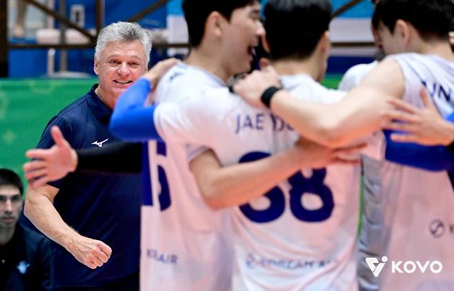 인천 대한항공 헤난 달 조토 감독이 선수들을 바라보며 기뻐하고 있다. /사진=한국배구연맹(KOVO) 제공