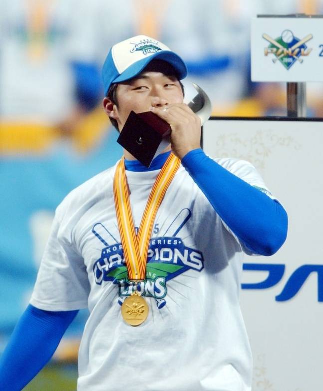 삼성 오승환(가운데)이 2005년 한국시리즈 MVP를 수상했다. /사진=삼성 라이온즈 제공