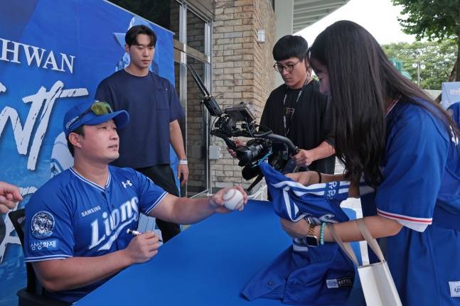 삼성 오승환이 20일 서울 잠실야구장에서 자신의 은퇴투어를 앞두고 미니 팬사인회를 열고 팬들에게 사인해주고 있다. /사진=삼성 라이온즈 제공