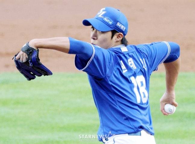 2025 신한 SOL Bank KBO리그 LG 트윈스 대 삼성 라이온즈 경기가 20일 서울 잠실야구장에서 열렸다.  삼성 선발 원태인이 역투하고 있다. /사진=김진경 대기자