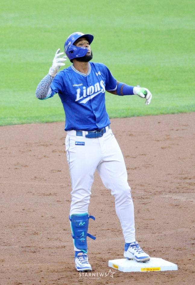 2025 신한 SOL Bank KBO리그 LG 트윈스 대 삼성 라이온즈 경기가 20일 서울 잠실야구장에서 열렸다.  삼성 디아즈가 2회초 2사 1루에서 1타점 적시 2루타를 날리고 출루한 후 세리머니를 하고 있다. /사진=김진경 대기자