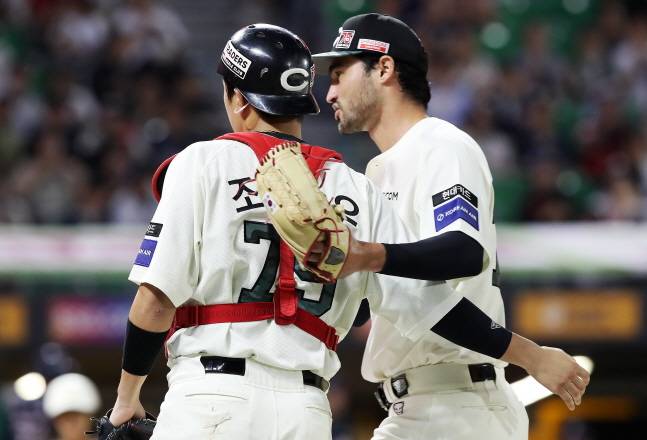 선발 화이트(오른쪽)가 이닝을 막아내고 조형우와 서로 격려하고 있다. /사진=SSG 랜더스 제공