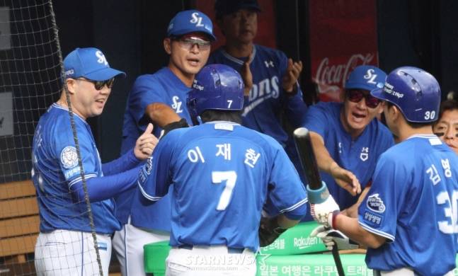 2025 신한 SOL Bank KBO리그 LG 트윈스 대 삼성 라이온즈 경기가 20일 서울 잠실야구장에서 열렸다.  삼성 1회초 무사 1,2루에서 구자욱의 적시타 때 선제 득점한 이재현이 박진만 감독(맨 왼쪽)의 환영을 받고 있다. /사진=김진경 대기자