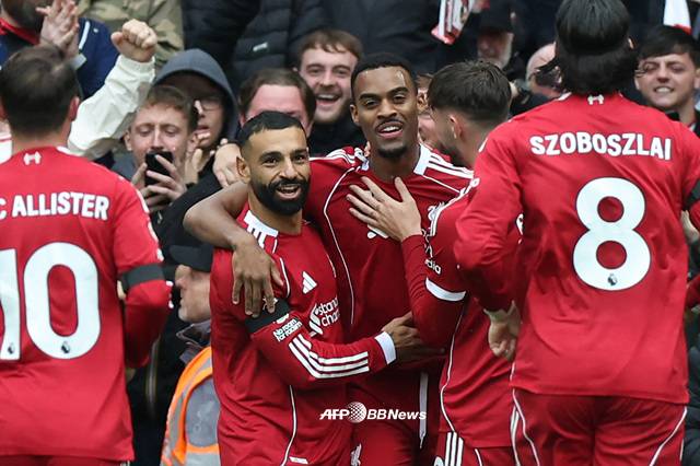 기뻐하는 리버풀 선수단. /AFPBBNews=뉴스1