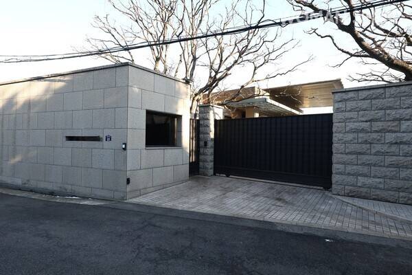 이명희 신세계그룹 총괄회장과 정재은 신세계그룹 명예회장 부부, 정유경 (주)신세계 회장과 문성욱 신세계인터내셔날 부사장 부부, 그리고 정유경 회장의 두 딸(문서윤ㆍ문서진 씨) 등 3대가 모여 사는 곳으로 알려진 한남동 단독주택.&nbsp; 사진=이종현 기자(이오이미지)