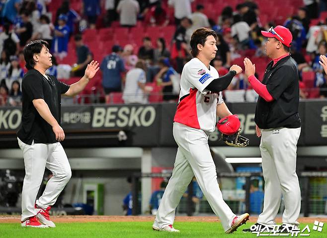 10일 오후 광주기아챔피언스필드에서 열린 '2025 신한 SOL Bank KBO리그' 삼성 라이온즈와 KIA 타이거즈의 경기, KIA가 3안타 3타점을 기록한 박찬호의 활약에 힘입어 삼성에 4:0으로 승리했다.  KIA 이범호 감독이 선수들과 하이파이브를 하고 있다. 엑스포츠뉴스 DB