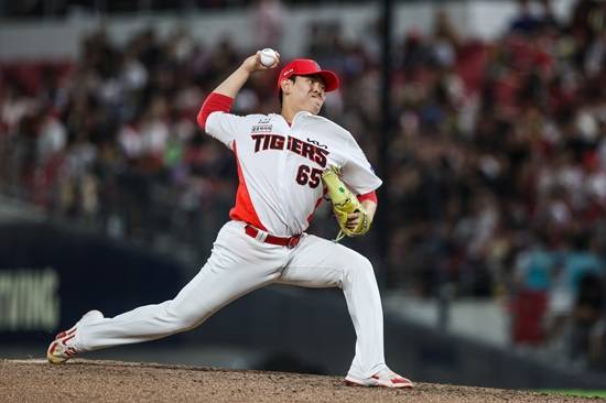 24일 오후 서울 송파구 잠실야구장에서 열린 '2025 신한 SOL Bank KBO리그' NC 다이노스와 LG 트윈스의 경기, 1회초 1사 만루 NC 권희동이 병살타를 때려내고 있다. 엑스포츠뉴스 DB