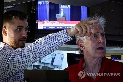 뉴욕 증권거래소의 트레이더 [로이터 연합뉴스 자료사진. 재판매 및 DB 금지]