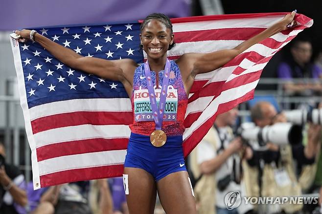 제퍼슨, 단거리 2관왕 (도쿄 AP=연합뉴스) 제퍼슨이 19일 일본 도쿄 국립경기장에서 열린 2025 세계육상선수권 여자 200ｍ에서 우승한 뒤, 환하게 웃고 있다.