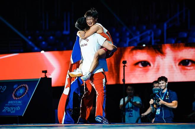 금메달 딴 뒤 기뻐하는 북한 여자 레슬링 원명경(가운데) [세계레슬링연맹 소셜미디어 캡처. 재배포 및 DB 금지]