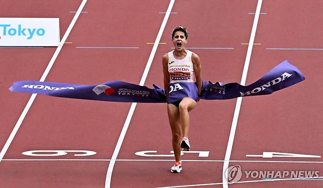 페레스, 2회 연속 2관왕 (도쿄 로이터=연합뉴스) 페레스가 20일 일본 도쿄에서 열린 2025 세계육상선수권 여자 경보 20㎞에서 가장 먼저 결승선을 통과하고 있다.