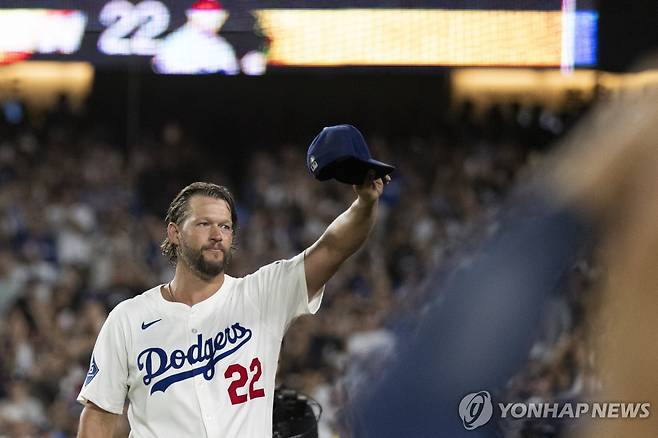홈팬들에게 인사하는 다저스 커쇼 [AP=연합뉴스]