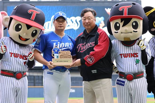 오승환에게 선물 전달하는 차명석 LG 단장 (서울=연합뉴스) 차명석(오른쪽 두 번째) LG 단장이 20일 서울시 잠실구장에서 열린 '오승환 은퇴 투어' 행사에서 오승환에게 기념 목각패를 전달하고 있다. [삼성 라이온즈 제공. 재판매 및 DB금지]