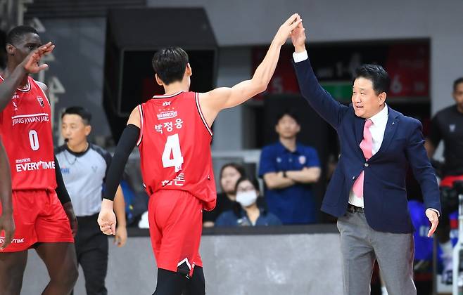 정관장 유도훈 감독(오른쪽)과 박정웅의 하이파이브 [KBL 제공. 재판매 및 DB 금지]