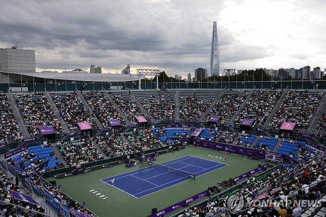 준결승이 열린 20일 올림픽코트 관중석 전경 [로이터=연합뉴스]