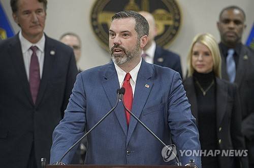 에릭 시버트 버지니아동부 연방검사장 (머내서스 <미국 버지니아주> AP=연합뉴스 자료사진) 2025년 3월 27일 미국 버지니아동부 연방검찰청의 에릭 시버트(가운데) 임시 검사장이 버지니아주 머내서스 소재 연방수사국(FBI)에서 열린 기자회견에서 발언하면서 글렌 영킨(왼쪽) 버지니아주지사와 팸 본디(오른쪽) 미국 법무장관이 발언을 듣고 있다. (AP Photo/Rod Lamkey, Jr., File) 2025.9.20.