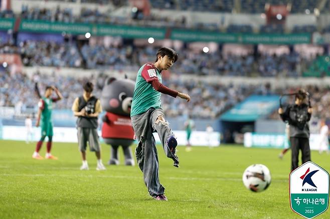 대전 경기 시축하는 임영웅 [한국프로축구연맹 제공. 재판매 및 DB 금지]