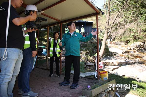 주광덕 남양주시장이 불암산 계곡에 무분별하게 들어섰던 무속 관련 불법 건축물 철거작업 현장에서 작업 지시를 하고 있다. 2025.9.18 남양주/이종우기자 ljw@kyeongin.com