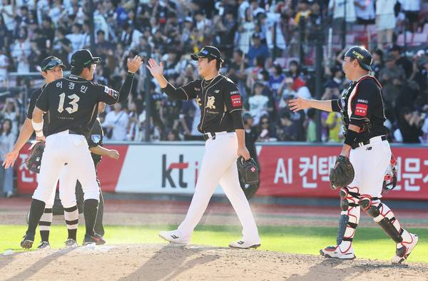 21일 수원케이티위즈파크에서 열린 2025 KBO리그 프로야구 삼성 라이온즈와 kt wiz의 경기에서 6-3으로 승리한 kt 선수들이 기뻐하고 있다. 2025.9.21 /연합뉴스