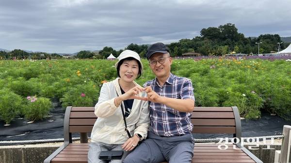 김포시 풍무동에서 천만송이 천일홍 축제장을 찾은 김형철(66)·조정순(60) 부부가 손가락 하트를 서로 그리며 방긋 웃고 있다. 2025.9.19 /조수현기자 joeloach@kyeongin.com