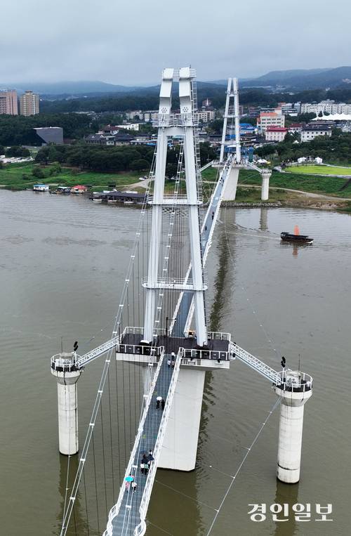 경기지역 곳곳에 출렁다리가 들어서며 관광객들이 몰려 지역경제발전에 기여하는 관광브랜드로 자리잡고 있지만 차별화된 질적 관리가 필요하다는 지적이다. 21일 오전 올해 개통한 국내 최장 보행 현수교인 여주 남한강 출렁다리를 찾은 관광객들이 다리를 건너고 있다. 2025.9.21 /임열수기자 pplys@kyeongin.com