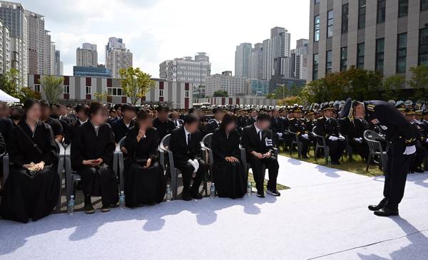 김용진 해양경찰청장이 15일 인천 서구 인천해양경찰서에서 엄수된 ‘해양경찰관 고(故) 이재석 경사 영결식’에서 유가족에게 고개 숙이고 있다. 2025.9.15 /김용국기자yong@kyeongin.com