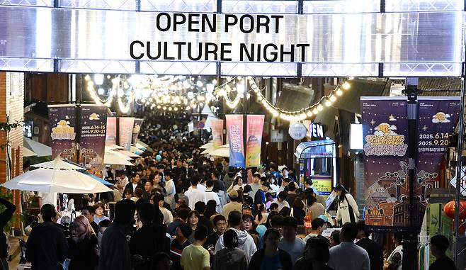 ▲ 인천 중구 개항장 문화지구 일원에서 열린 '2025 인천개항장 국가유산 야행' 2차 행사에 참석한 시민들이 축제를 즐기고 있다. 인천의 역사와 국가유산을 현대적 콘텐츠로 재해석한 대표적인 야간 문화축제 2차 야행은 내년 하반기 '제물포구' 출범을 앞두고 '아듀, 중구'를 주제로, 중구와의 이별을 기념하는 특별 프로그램을 선보였다. /양진수기자 photosmith@incheonilbo.com
