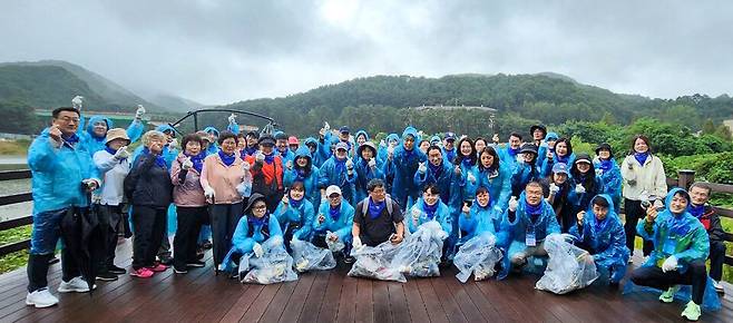 ▲ 먹사니즘 화성특례시 네트워크가 20일 화성시 동탄 무봉산 일대에서 무봉산 산행 및 플로깅 행사를 가졌다. 이날 행사에는 회원과 지역주민 등 200여명이 참여해 성황을 이뤘다. 사진은 회원들이 플로깅 행사를 마친 뒤 기념사진을 찍고 있는 모습.