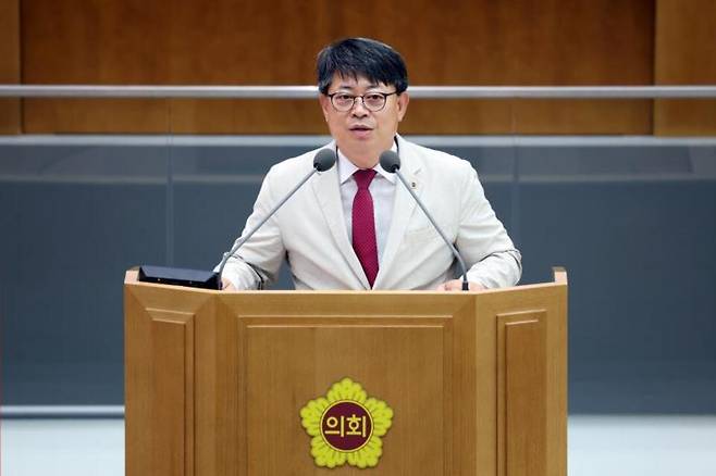 ▲ 김재훈 경기도의원이 본회의장 단상에 올라 고립은둔 문제에 대한 대응책 마련을 도에 촉구하는 모습. /사진제공=경기도의회